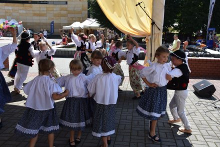 Piąty dzień Tygodnia Kultury Beskidzkiej w Wiśle - występy na małej estradzie na Pl. B. Hoffa - Zespół Mała Wisła